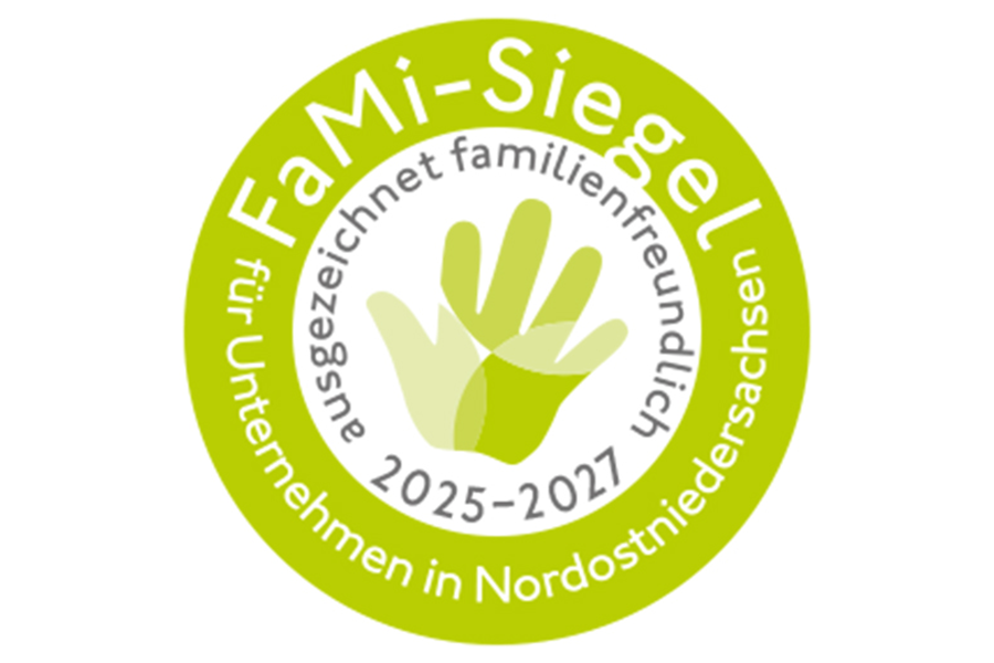 Ein grün weißes Siegel mit der Aufschrift "FaMi-Siegel, für Unternehmen in nordost Niedersachsen.
