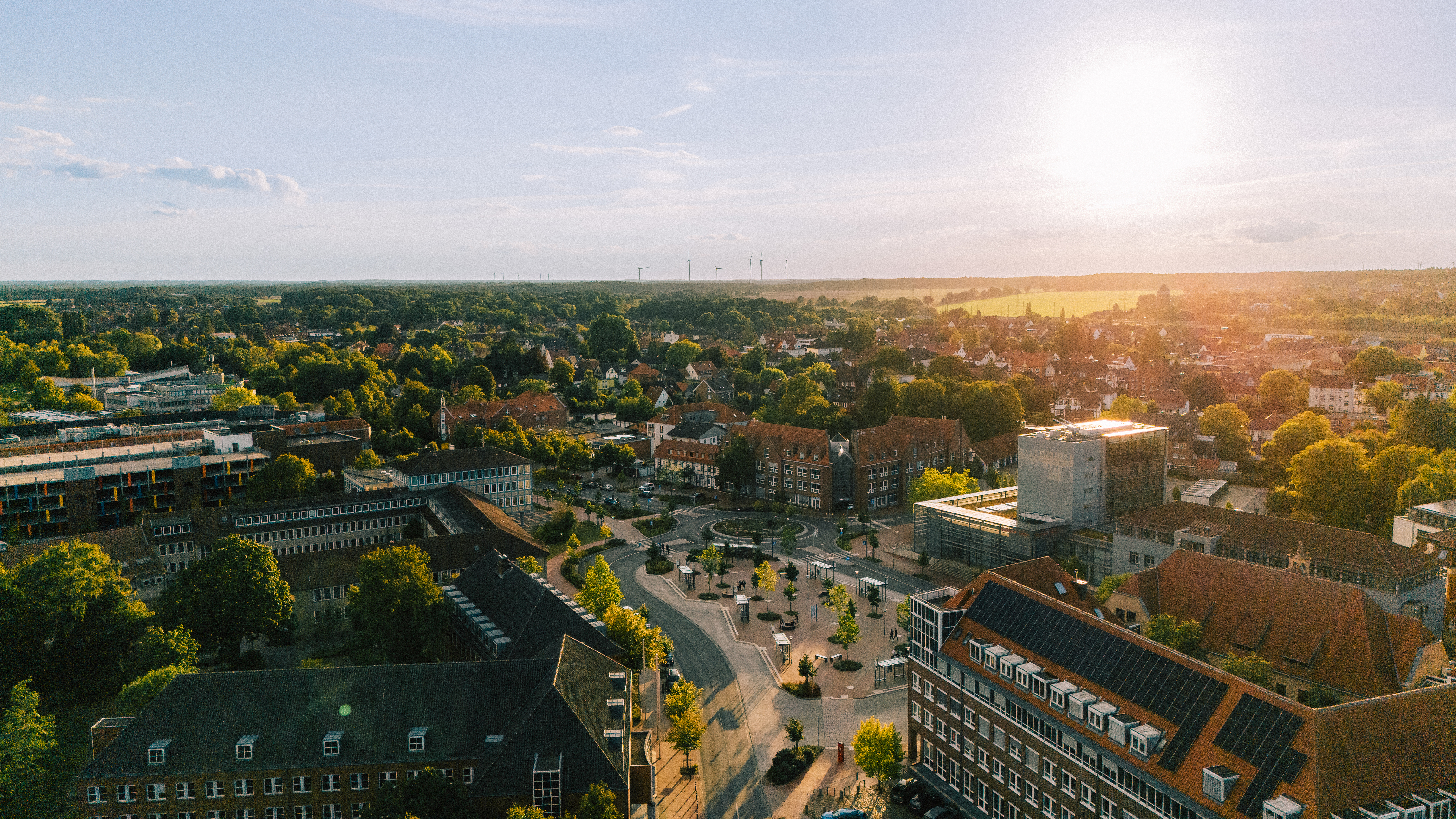 Luftaufnahme der Uelzener Skyline mit Häusern & Kirche zwischen vielen Bäumen.