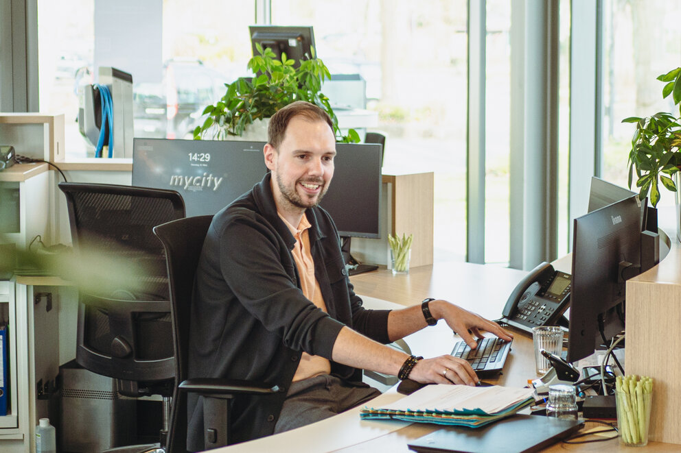 Foto des Stadtwerke Uelzen Mitarbeiters Manuel Krause am Schreibtisch.