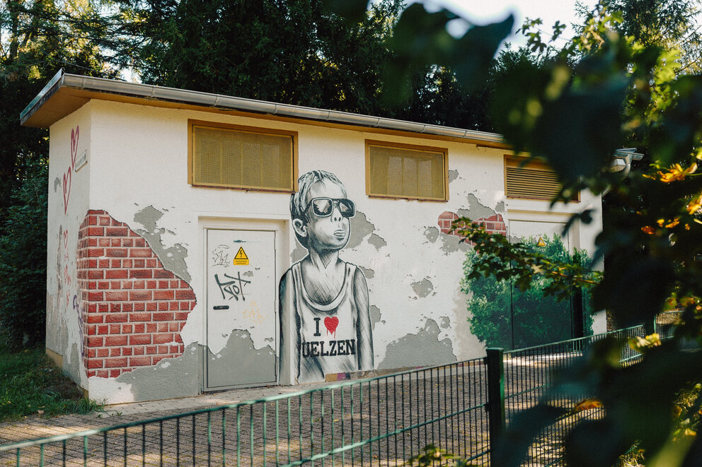 Foto einer Trafostation mit einem "I Love Uelzen"-Graffiti