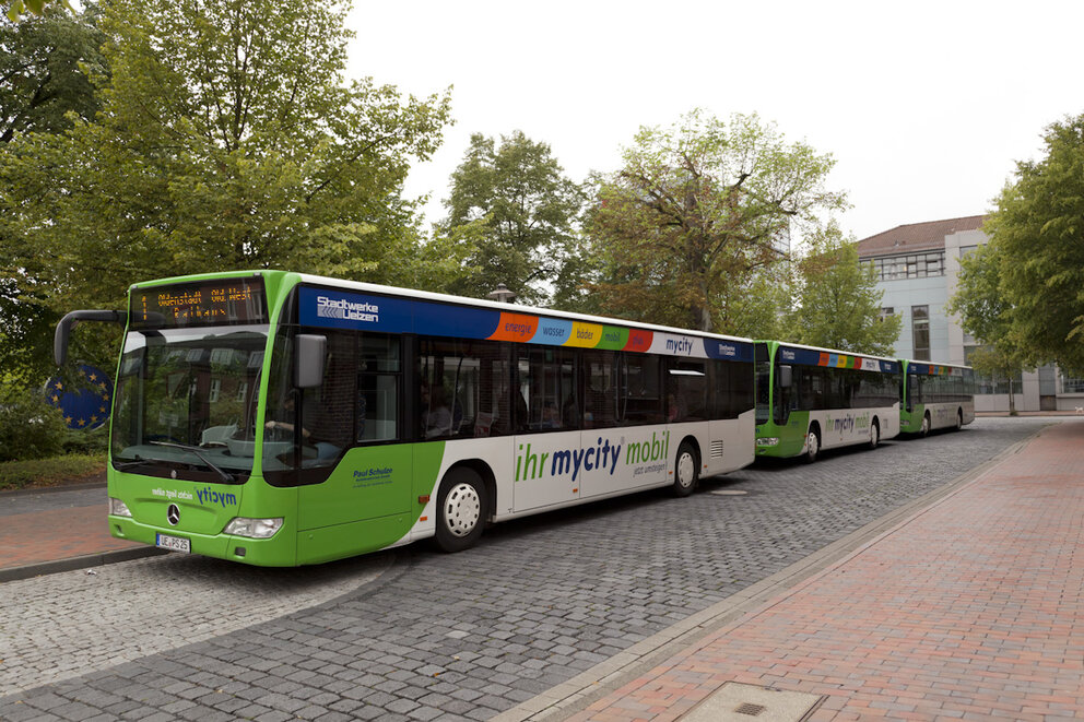 Drei Busse mit der Aufschrift "ihr mycity mobil" stehen hintereinander auf einer Straße