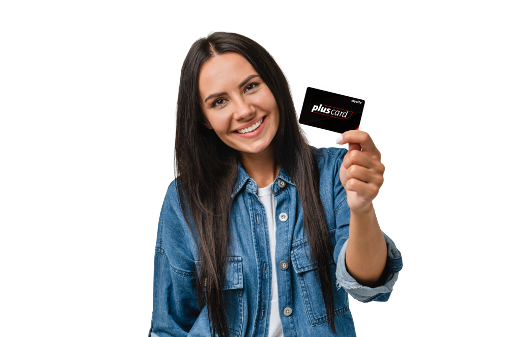 Eine Frau hält lächelnd eine mycity pluscard in die Kamera.