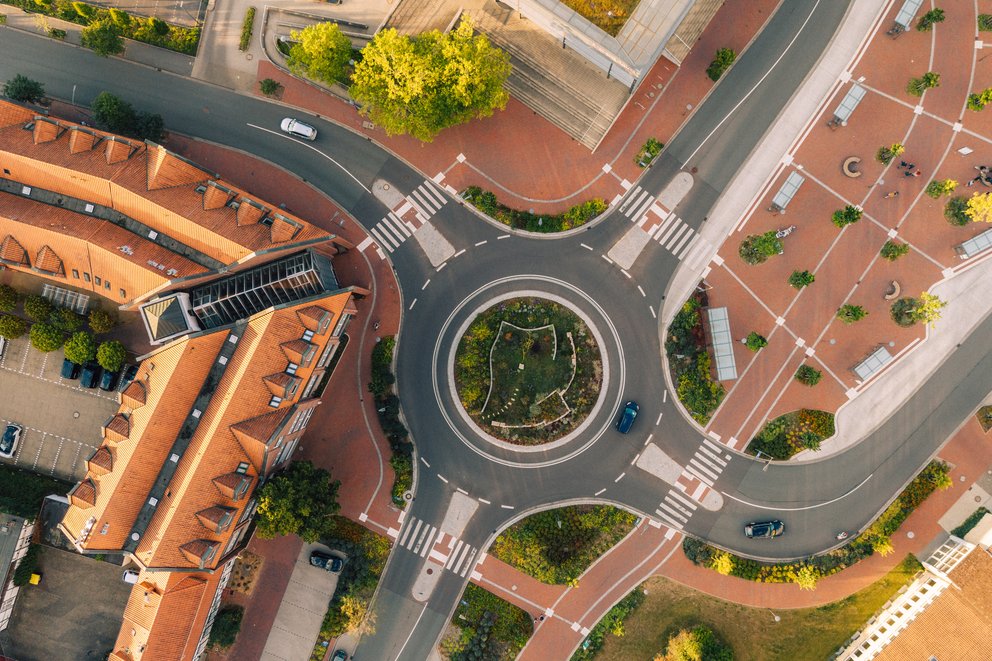 Luftaufnahme vom Kreisverkehr am Rathaus in Uelzen, ein großer Kreisverkehr mit einigen Häusern drum herum.