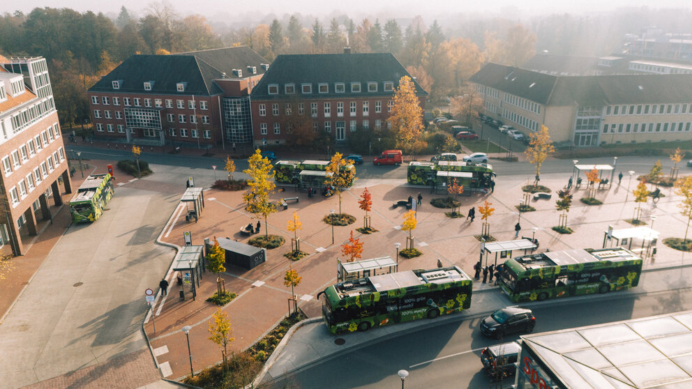 Luftaufnahme eines Platzes mit großer Bushaltestelle und Rathaus in Uelzen.