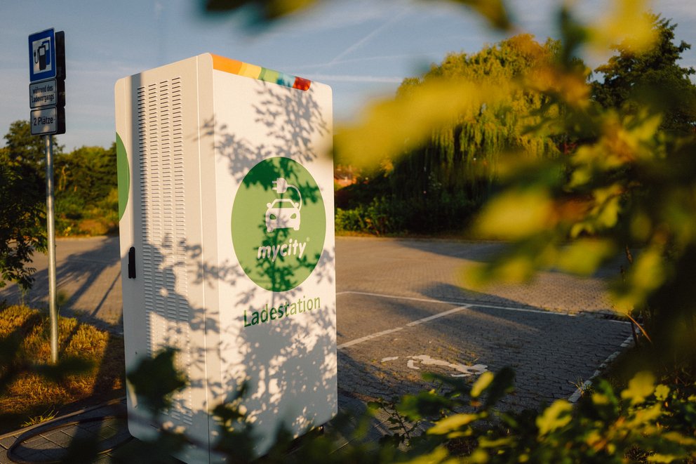 Foto einer weißen mycity-Ladesäule für E-Autos