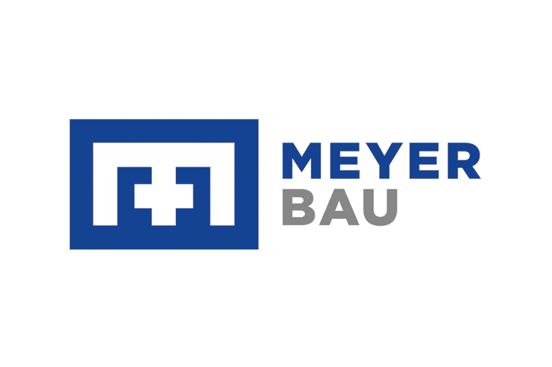 Schriftzug Meyer Bau und daneben ein Rechteck in blau und weißen Bausteinen