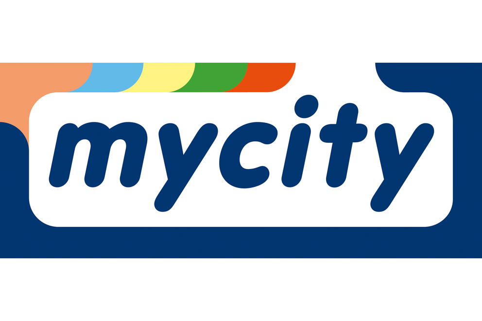 Ein blauer mycity Schirftzug vor weißem Hintergrund wie in einer Sprechblase. Dahinter blauer Hintergrund und darüber eine Art Regenbogen mit mehreren Farben.