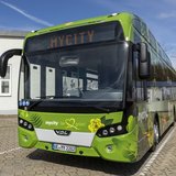 Ein grün beschrifteter Bus von mycity mit im Herzen grün Schriftzug. 